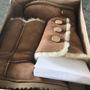 UGG BAILEY BUTTON TRIPLE